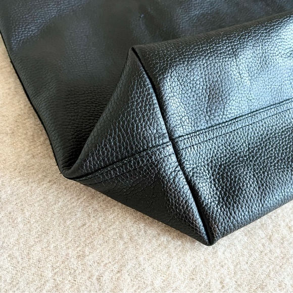 Cuyana classic tote in black pebbled leather - Picture 4 of 9